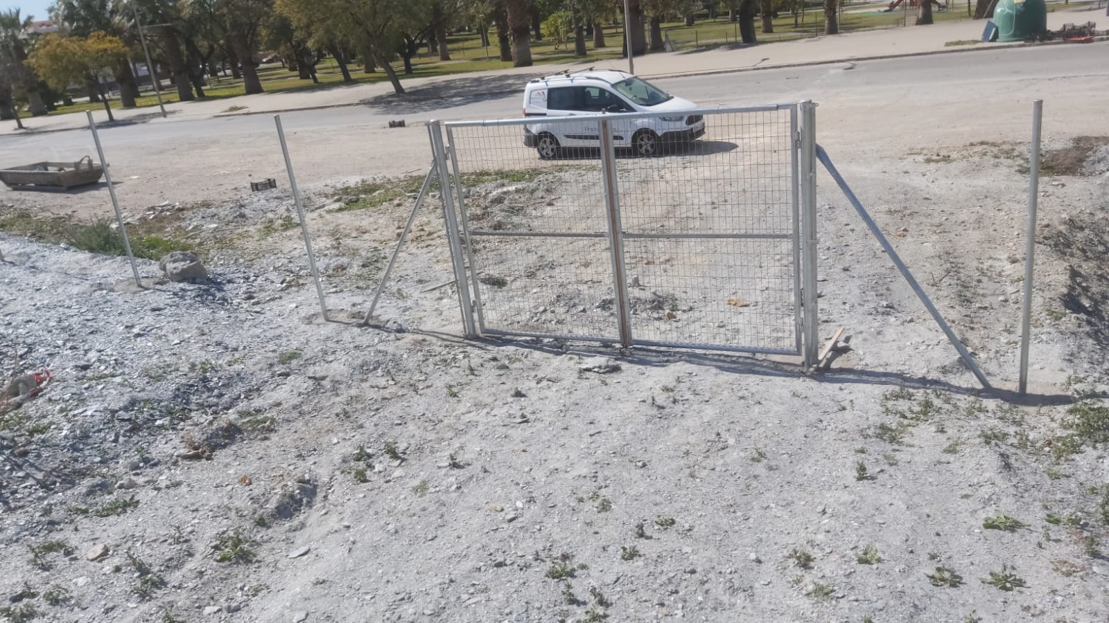 El PSOE de Motril traslada la preocupación vecinal en Los Álamos por la falta de información sobre los movimientos de tierras en los terrenos en los que se iba a ampliar el parque